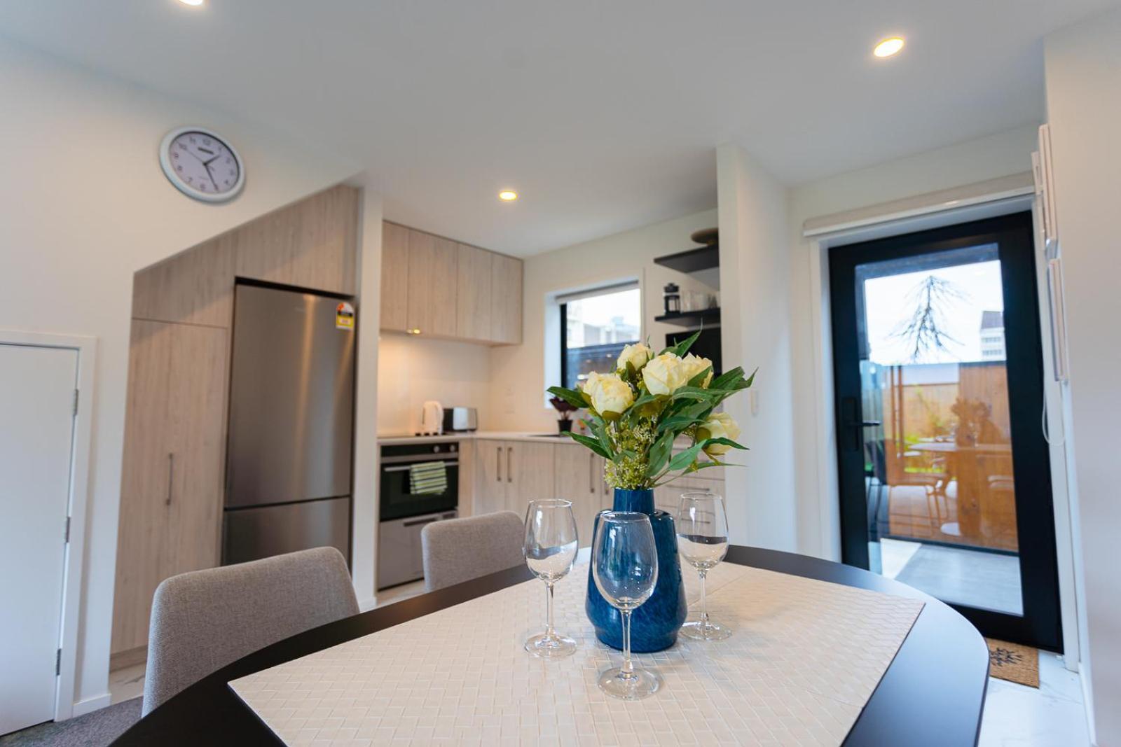 Modern 2 Bedroom Townhouse In Cbd With Parking! Sleeps 5 Christchurch Exterior foto